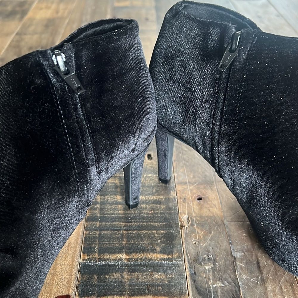 OLD NAVY BLACK SUEDE HEELS SIZE 8 zip up - Picture 4 of 7